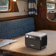 AI-genererad bild av en kompakt Portabel powerstation Sunwind Flash 300W från Sunwind står på ett bord i en båt. Runt omkring syns träinredning, blå sittdynor och ett sjökort, vilket ger en marin miljö.