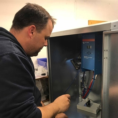 Man arbetar med installation av en produkt från Victron
