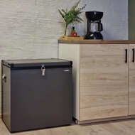 Frysbox Sunwind Ventus 70 i ett stugkök