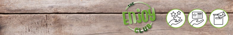 En träbakgrund med logotypen ”The Enjoy Club” i grönt i mitten samt tre runda ikoner till höger som visar en hand med stjärnor, ett medlemskort i en hand och ett brev som läggs i en brevlåda