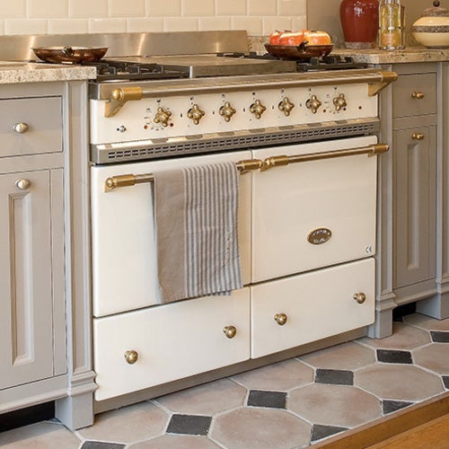 En vit lacanche spis med grått köksinteriör