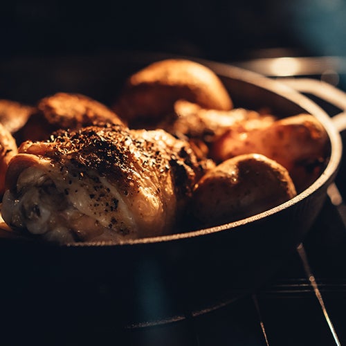 Ugnsrostad kyckling med potatis i gjutjärnspanna
