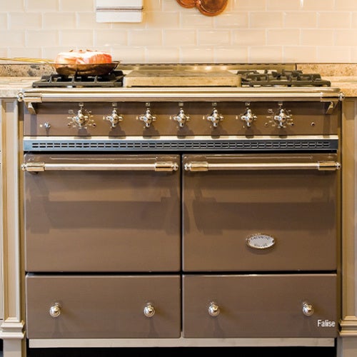 En grå lacanche spis med två ugnar