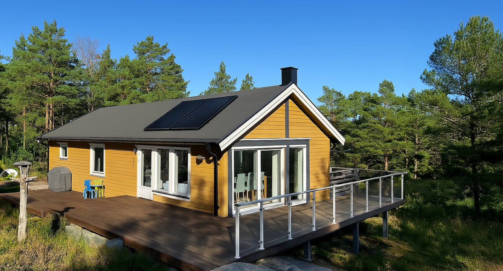 Stuga_med_solcell.jpg